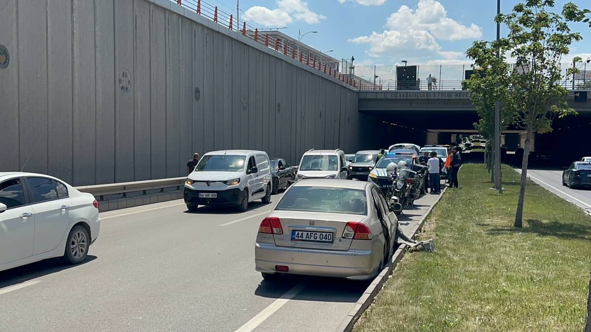 Çevreyolunda Kaza Trafiği Kilitledi: 1 Yaralı