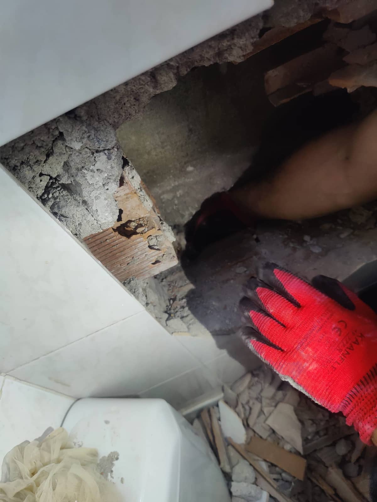 İki Bina Arasına Sıkışan Kedi 2 Saatlik Çalışmayla Kurtarıldı