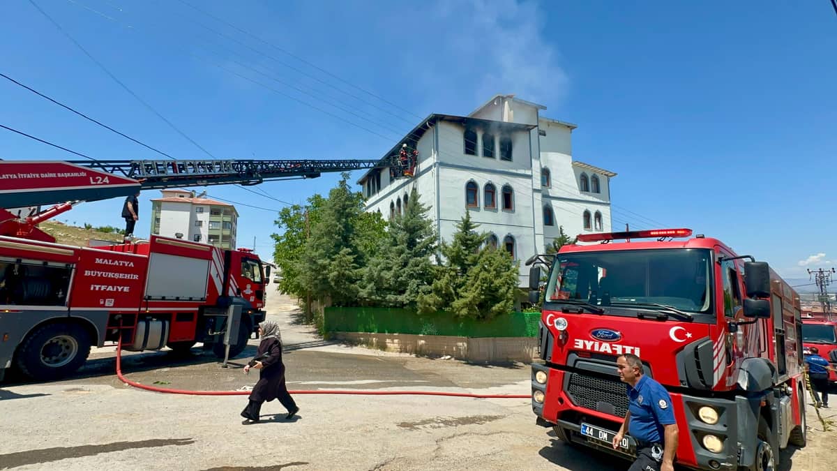 Medresede Korkutan Yangın; Maddi Hasar Oluştu