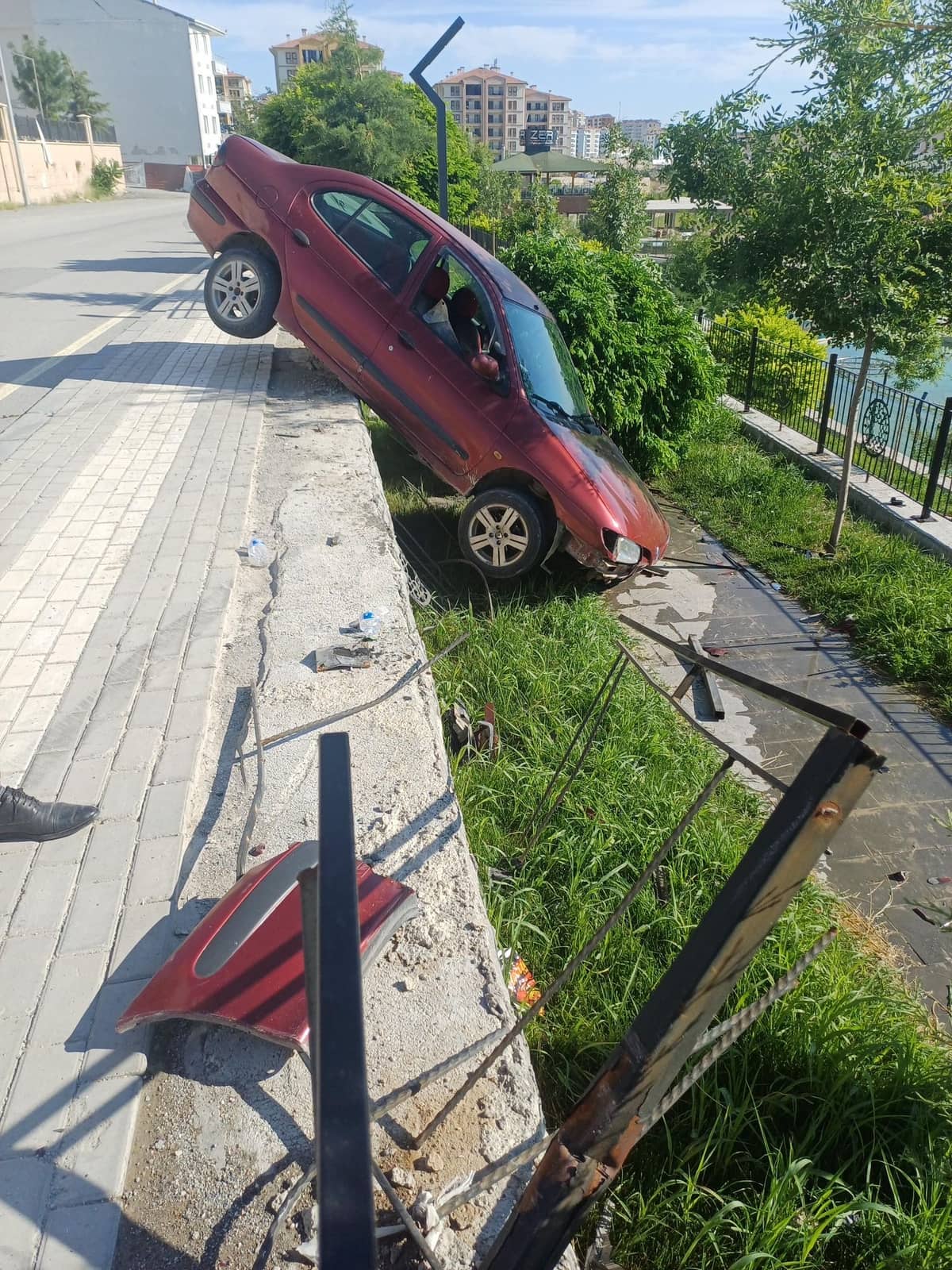 Otomobil Dereye Düşmekten Son Anda Kurtuldu