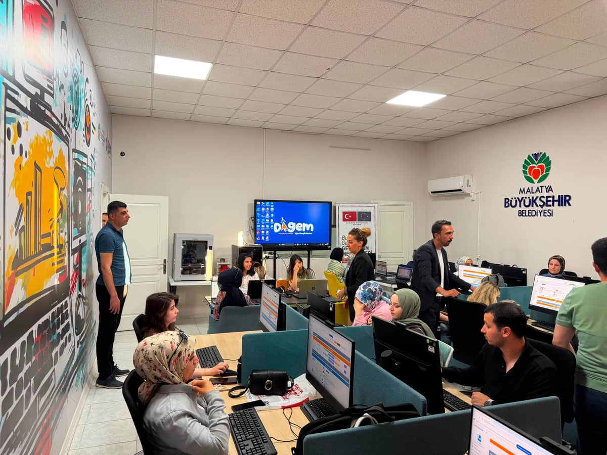 Türk Büro-Sen’den Adalet Adaylarına Ücretsiz Klavye Kursu Desteği