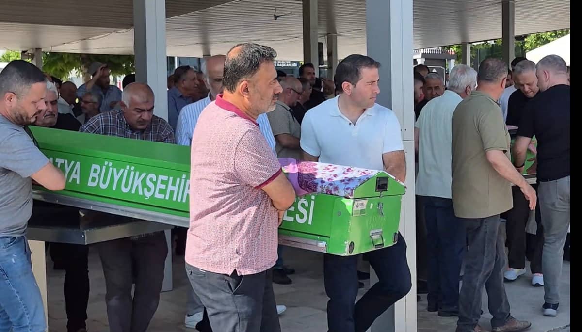 Malatya’daki Aile Faciasında Anne ve Kız Son Yolculuğuna Uğurlandı
