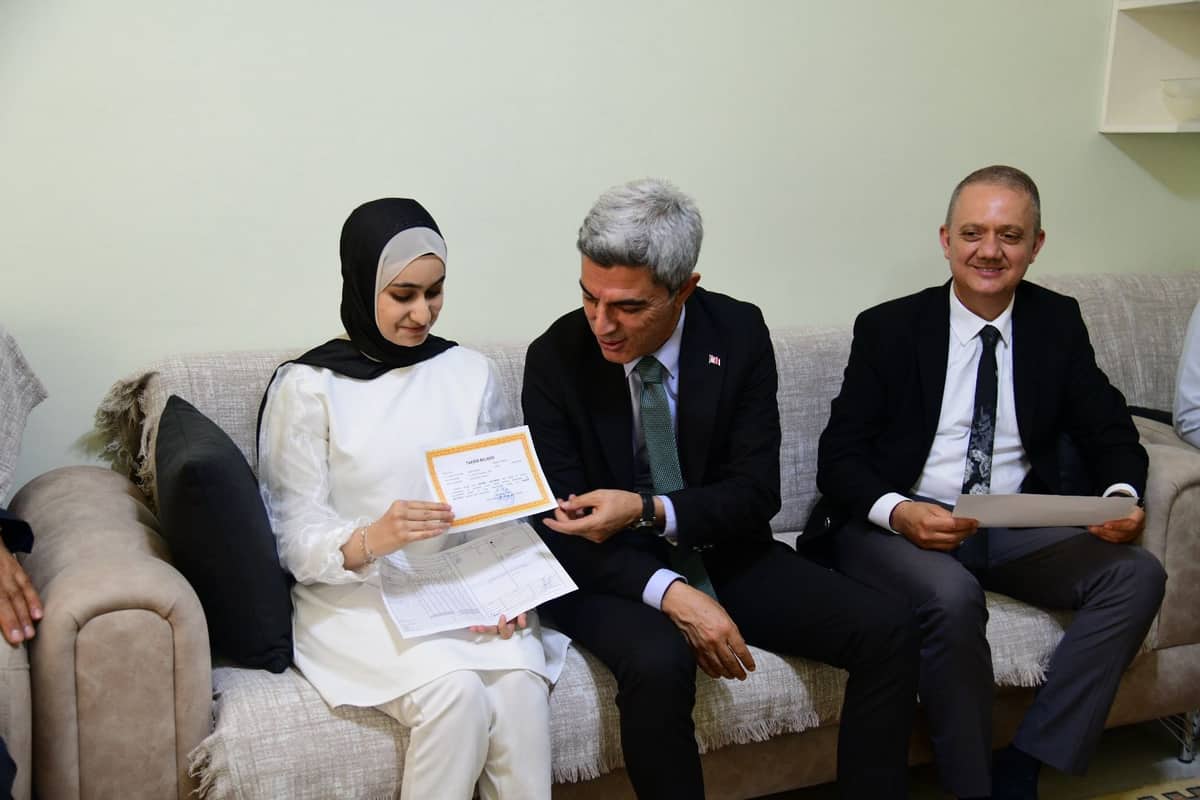 Engelleri Azmiyle Aştı, Mezuniyet Belgesini İl Müdürünün Elinden Aldı