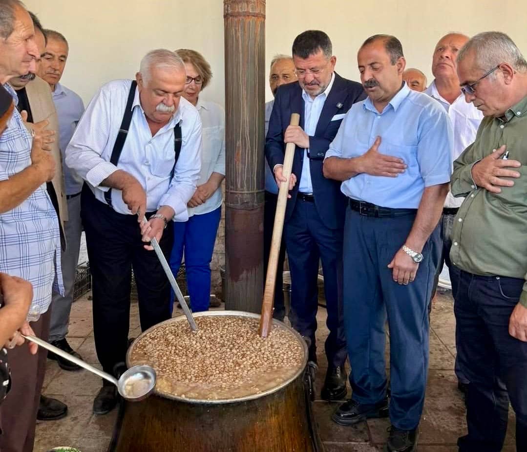Engüzek Cem ve Kültür Evi’nde Bin Kişilik Aşure Lokması