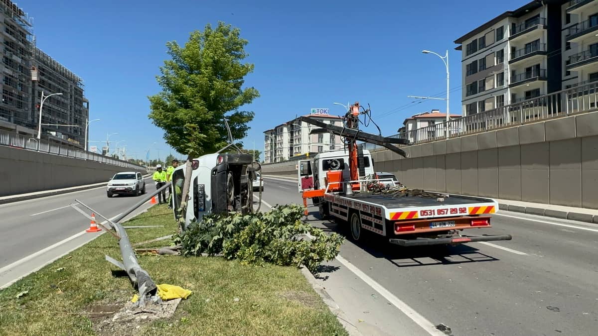 Battalgazi Alt Geçidinde Kaza: 3 Yaralı