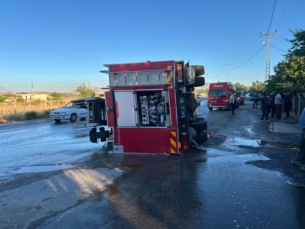 Yangına Giden İtfaiye Aracı Devrildi: 3 Yaralı