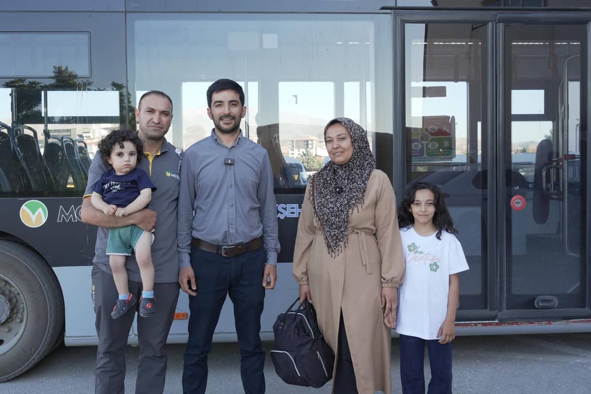 Otobüste Unutulan Ziynet Eşyası Dolu Çanta Sahibine Teslim Edildi