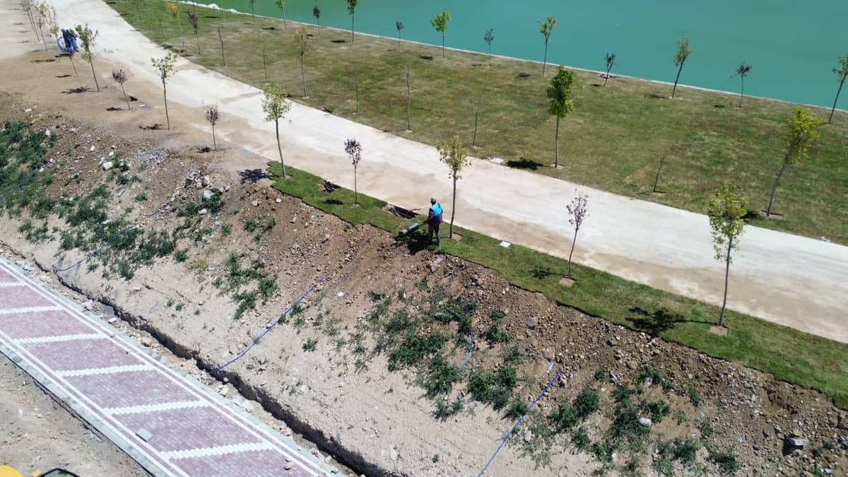 Battalgazi’de Tasarruf Seferberliği: Park ve Bahçeler Kendi Ürettiği Çim ve Fidanlarla Güzelleşiyor