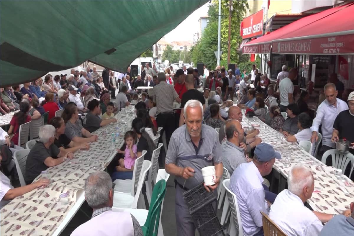 Erenler Cemevi'nde Muharrem Ayı Dolayısıyla Aşure ve Lokma Etkinliği Düzenlendi