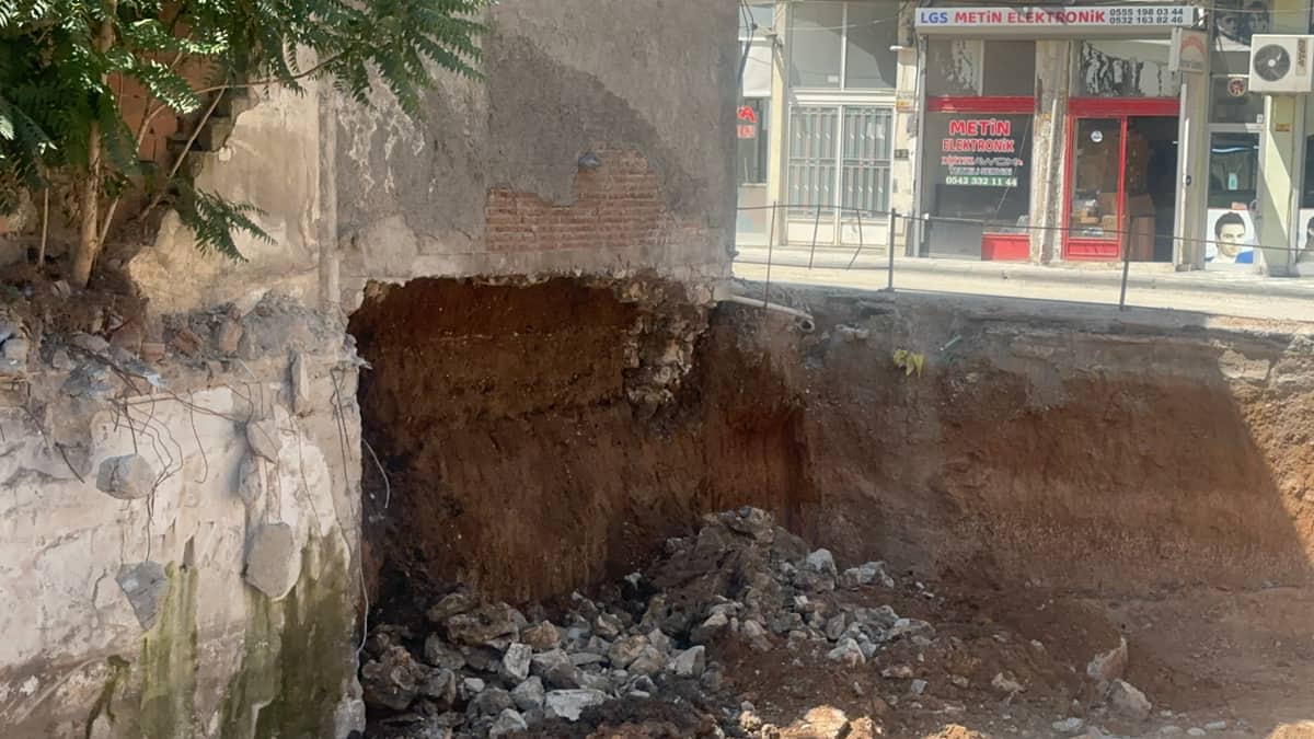 Temel Kazısında Toprak Kaydı, 2 Katlı Ev Tahliye Edildi