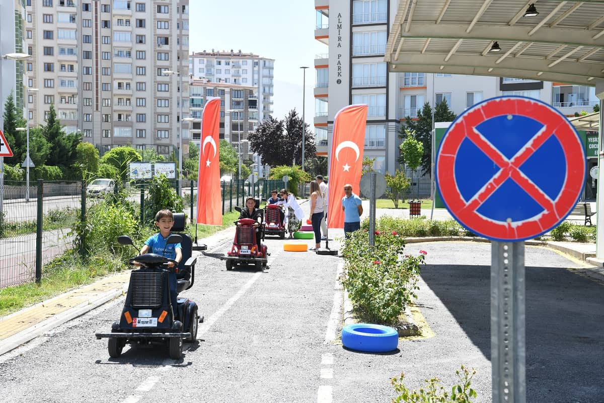 Yeşilyurt Belediyesi Trafik Eğitim Parkı'nda 6 Bin 820 Öğrenciye Uygulamalı Trafik Eğitimi
