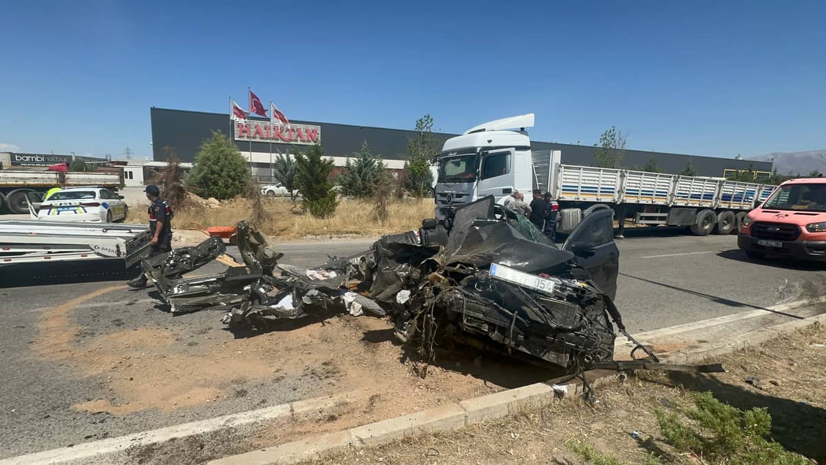 Tıra Arkadan Çarpan Otomobil Hurdaya Döndü: Sürücü Ağır Yaralı