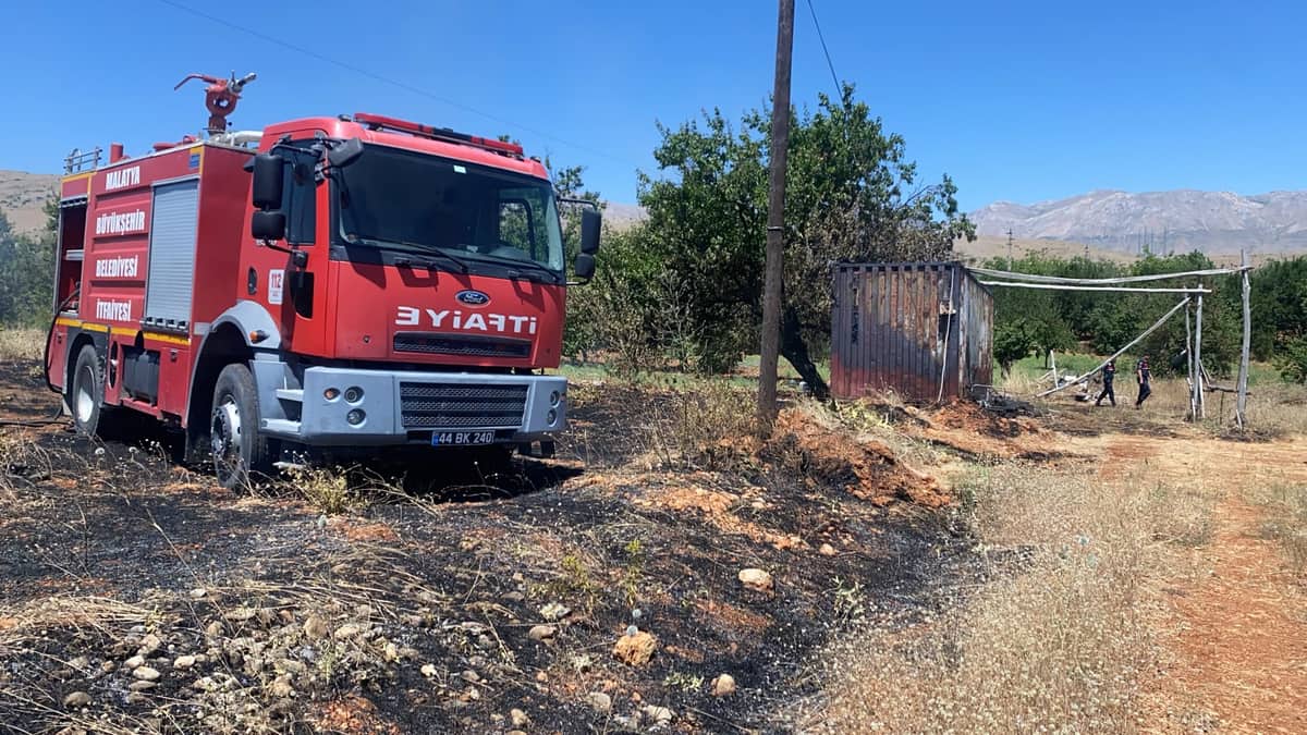 Doğanşehir'de Ot Yangını Konteynerlere Sıçradı