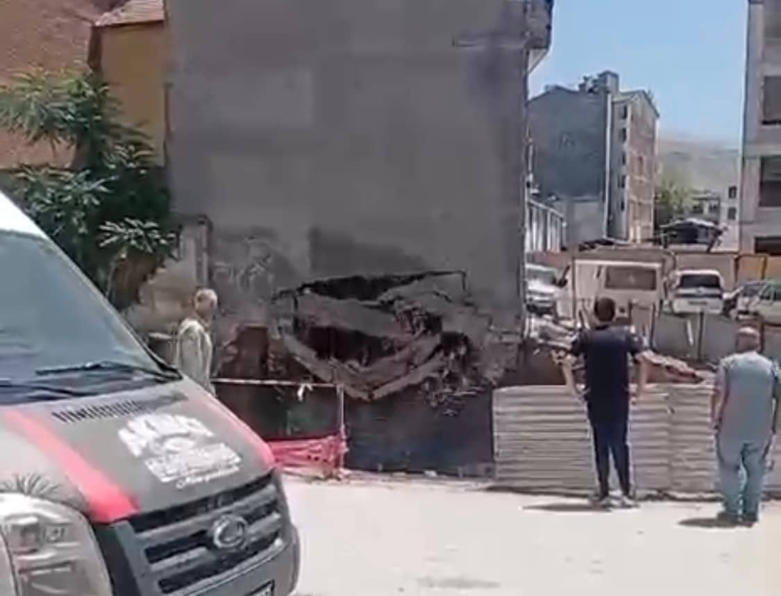 Göz Göre Göre Çöküyor! Tahliye Edilen Binada Tehlike Büyüyor
