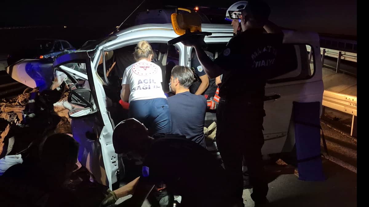 Tek Şeride Düşen Yolda Feci Kaza, İki Araç Kafa Kafaya Çarpıştı