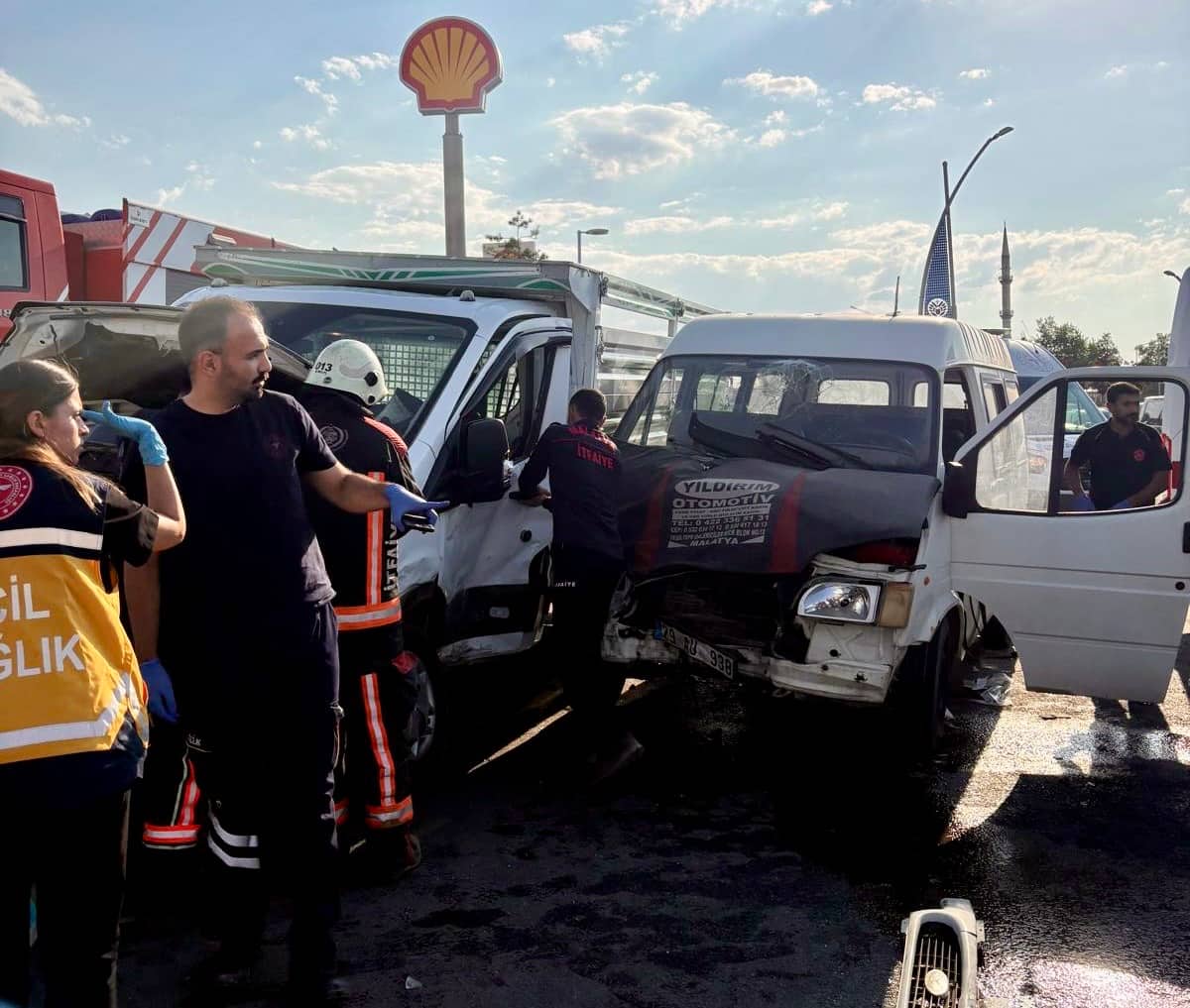 Yakınca’da Minibüs ile Kamyonet Çarpıştı: 6 Kişi Yaralandı