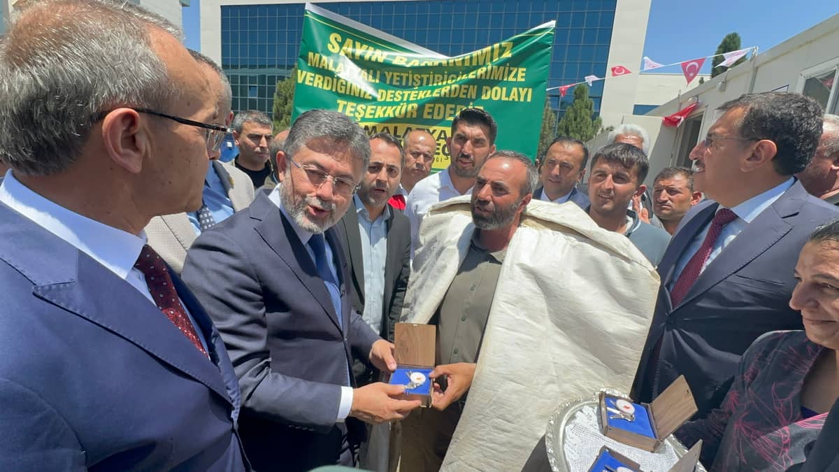 Bakan Yumaklı, Çoban Evi Konteynerlerinin Anahtarlarını Yetiştiricilere Teslim Etti
