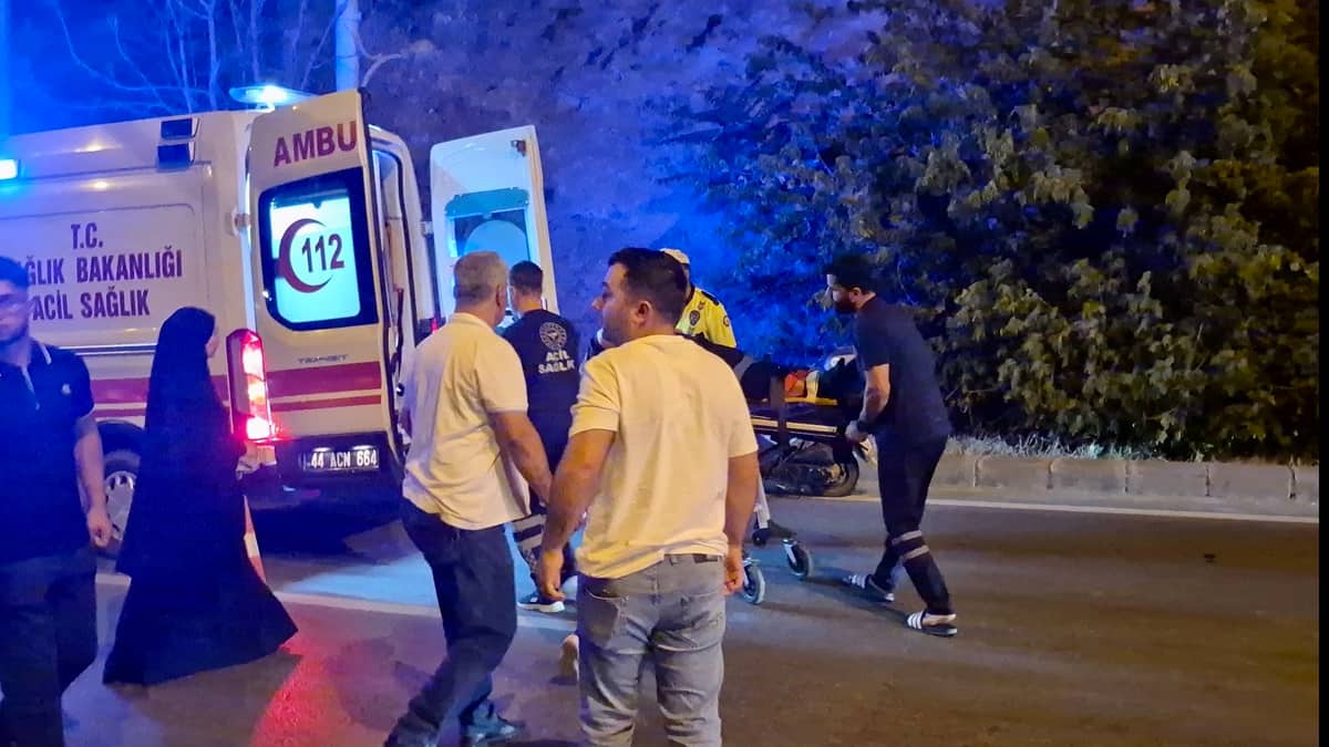 Hafif Ticari Araç Aydınlatma Direğine Çarptı: 2 Yaralı