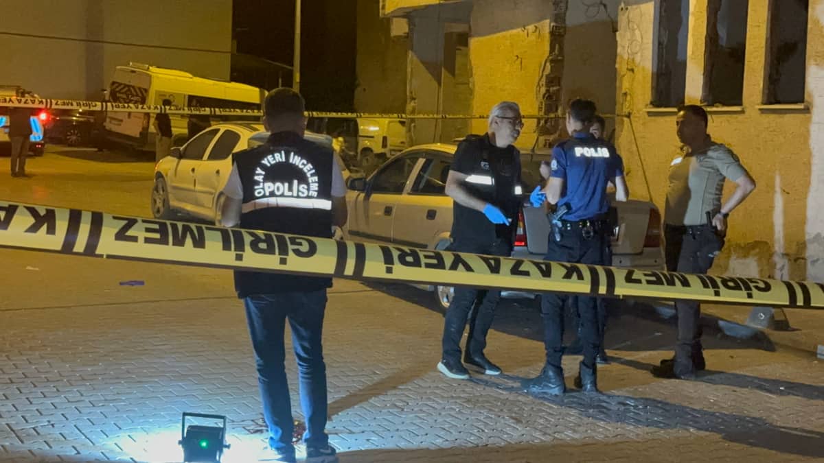 Ağır Hasarlı Binanın Çatısından Atladı, Hayatını Kaybetti