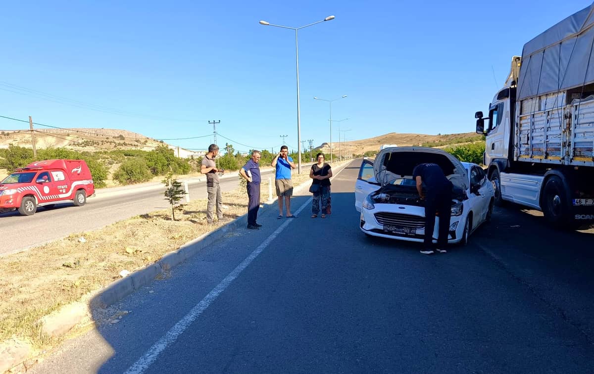 Arguvan Kavşağı’nda Lastik Patladı, Otomobil Karşı Şeride Geçti