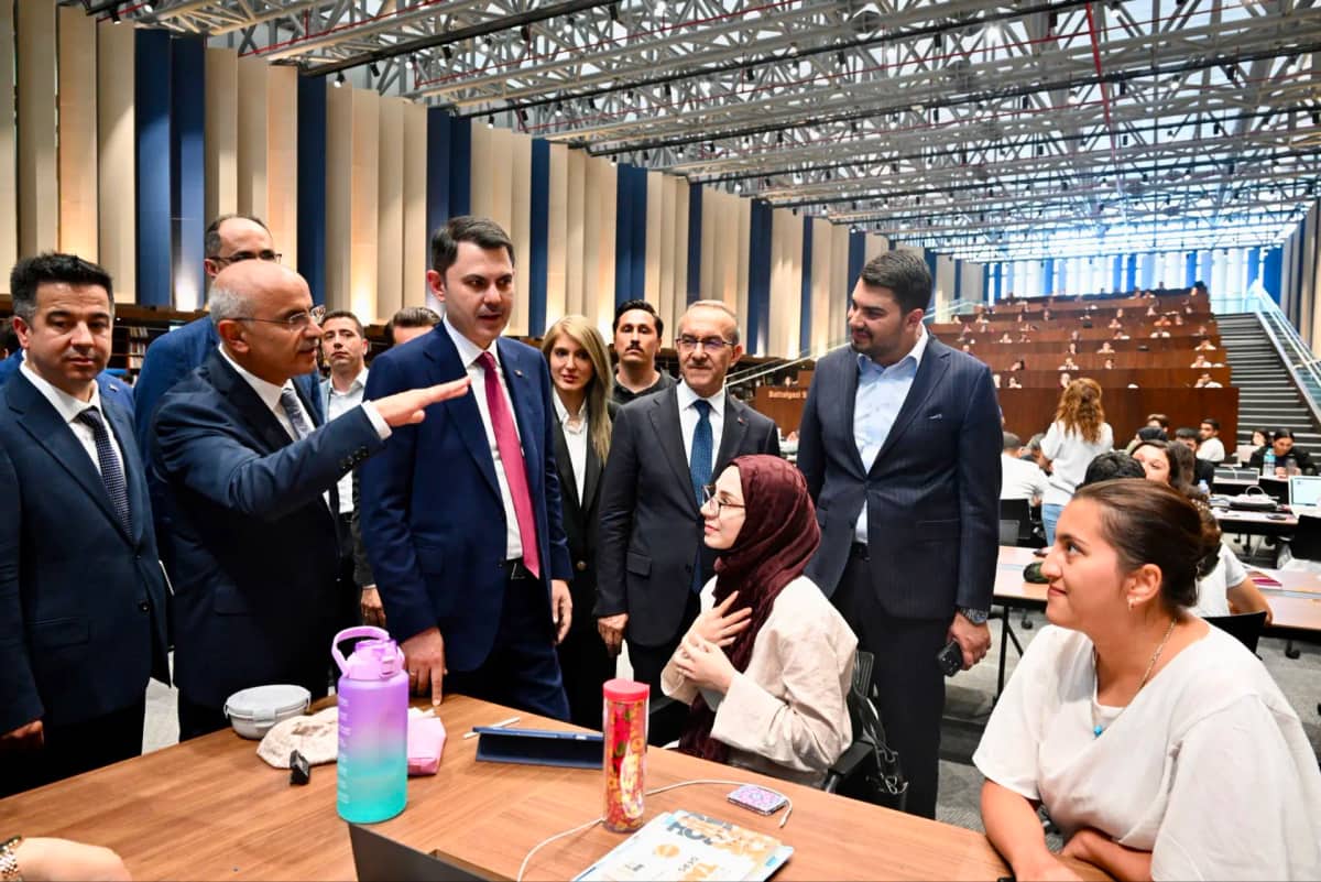 Bakan Kurum Şehir Kütüphanesi’nde Gençlerle Buluştu