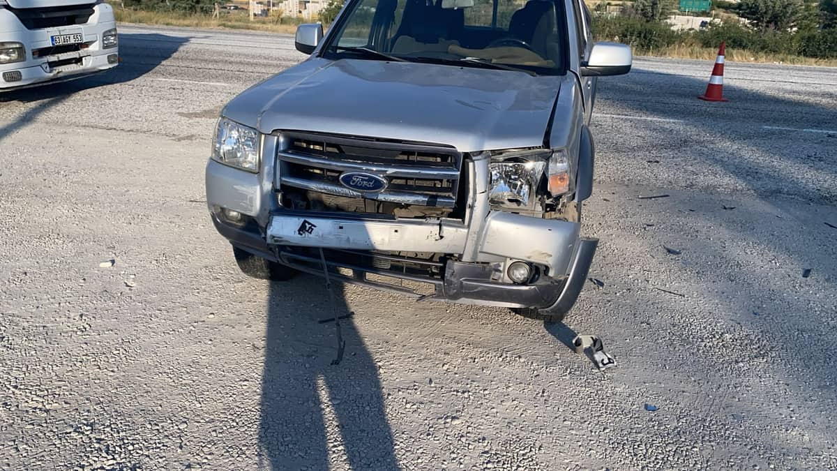 Doğanşehir’de Kamyonet ile Otomobil Çarpıştı: 3 Yaralı