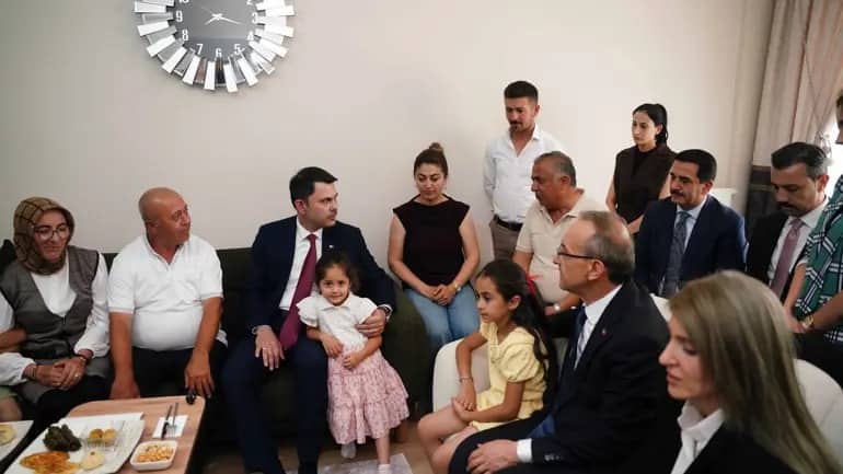 Bakan Kurum Malatya’da Bakırcılar Çarşısı’nı açtı, depremzede aileye misafir oldu