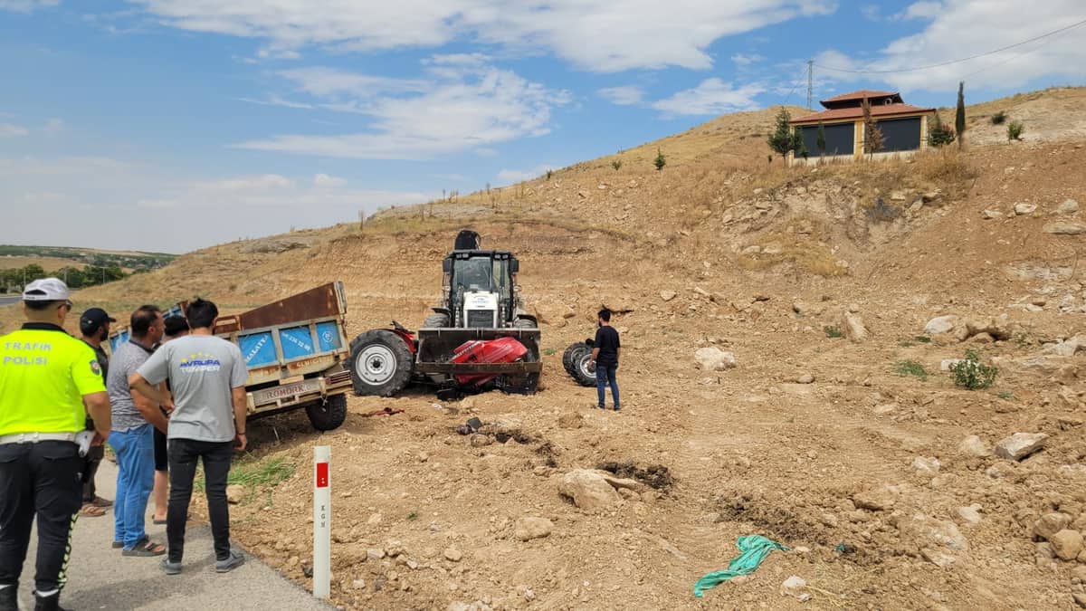 Traktör Şarampole Devrildi: 2 Yaralı