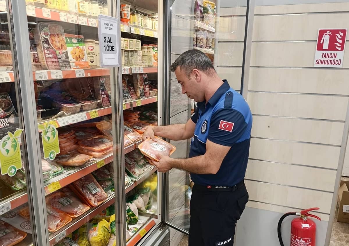 Battalgazi Zabıtasından Marketlerde Son Tüketim Tarihi Denetimi