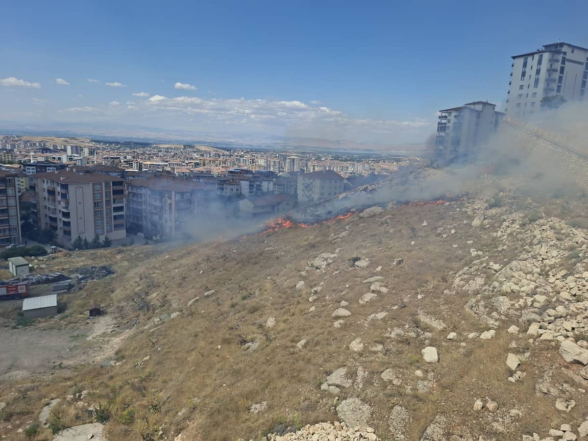 Çöşnük’te Ot Yangını Korkuttu