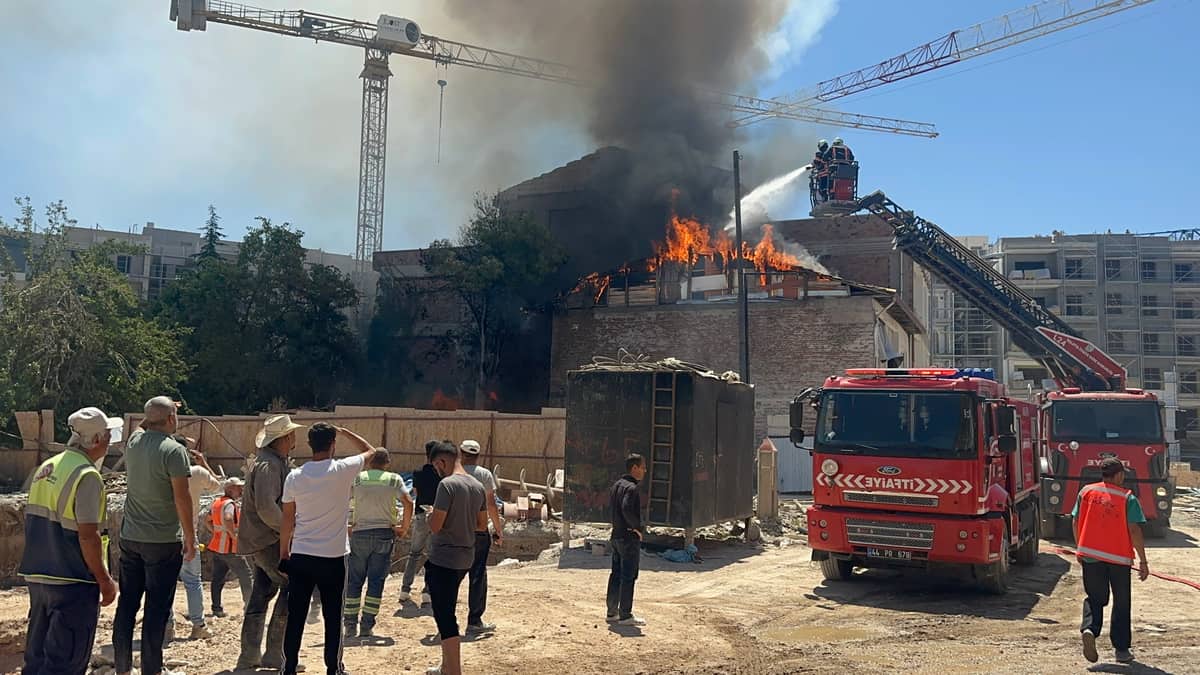 Rezerv Alandaki Müstakil Evde Çatı Yangını Paniği