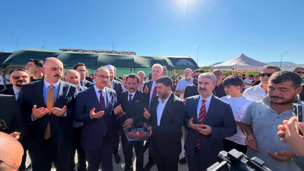 Sanatçı Latif Doğan, Annesinin Adını Memleketinde Yaşatacak