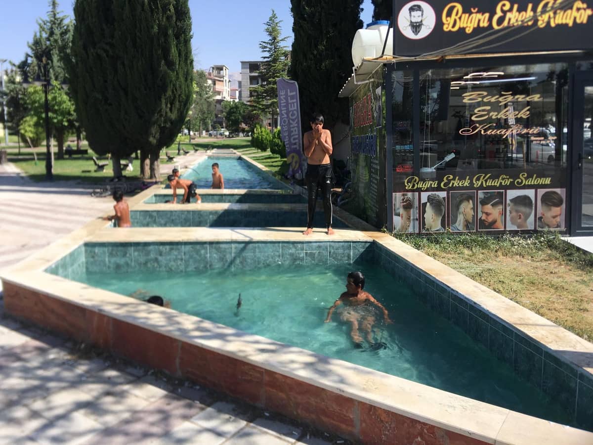 Sıcaktan Bunalan Çocukların Serinlik Adresi Süs Havuzu Oldu