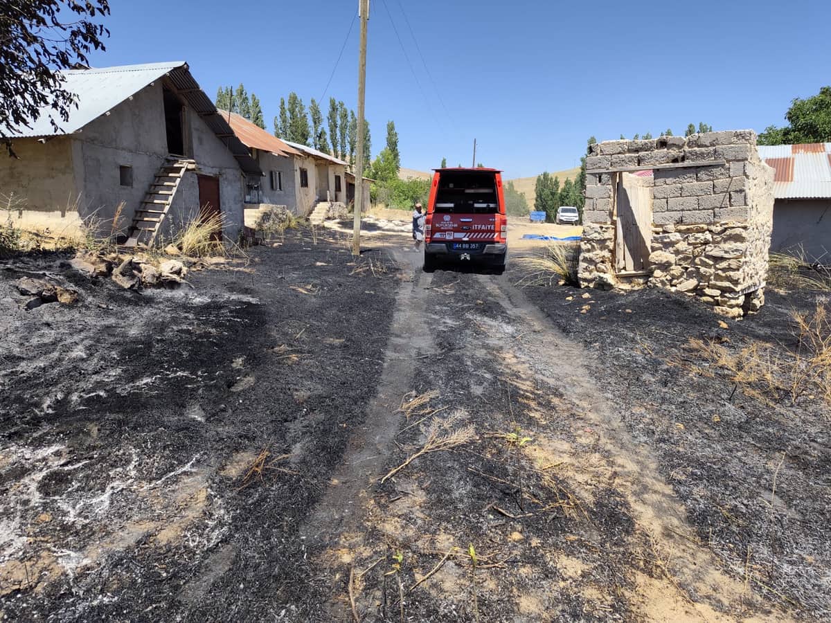 Darende’de Yerleşim Yerine Yakın Yangın Korkuttu