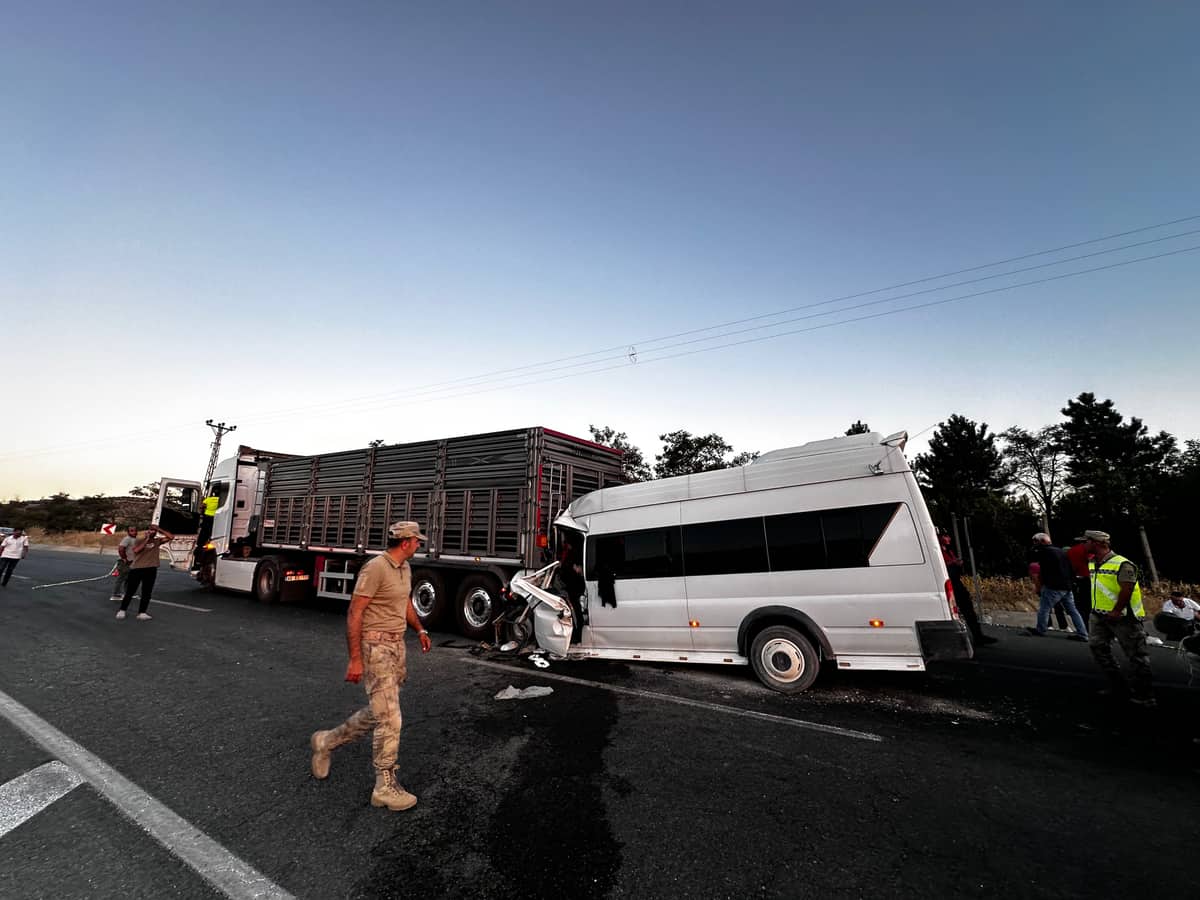 Tarım İşçilerini Taşıyan Minibüs Tırın Altına Girdi: 11 Yaralı
