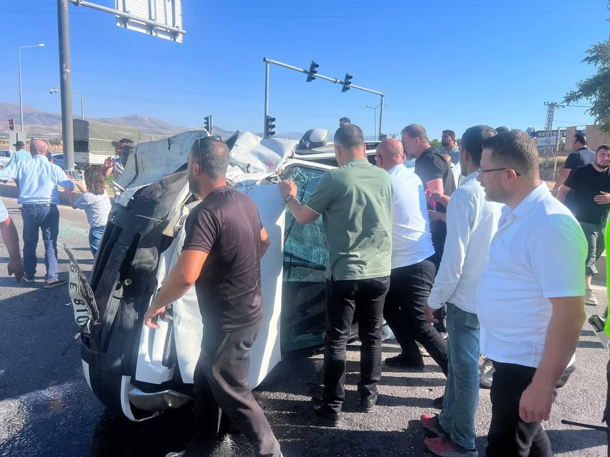 Akçadağ’da İki Otomobil Çarpıştı: 2 Yaralı