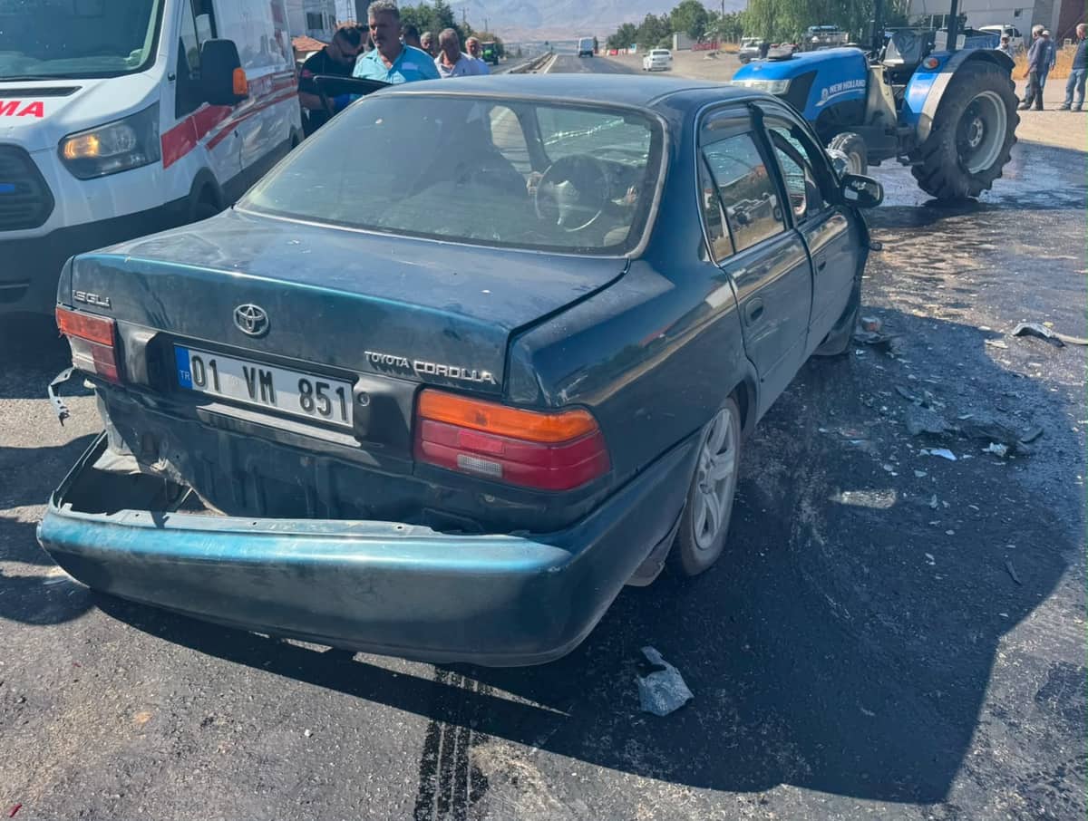 Doğanşehir’de Otomobil Traktöre Çarptı: 3 Yaralı