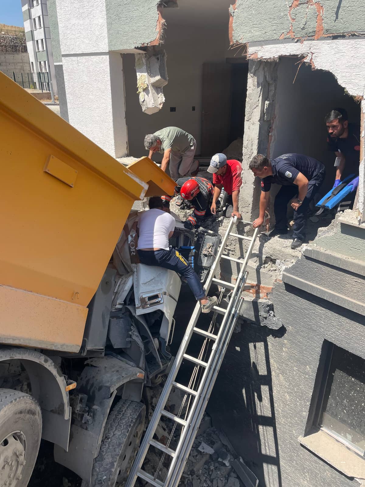 Freni boşalan hafriyat kamyonu TOKİ konutlarına çarptı: Sürücü yaralandı