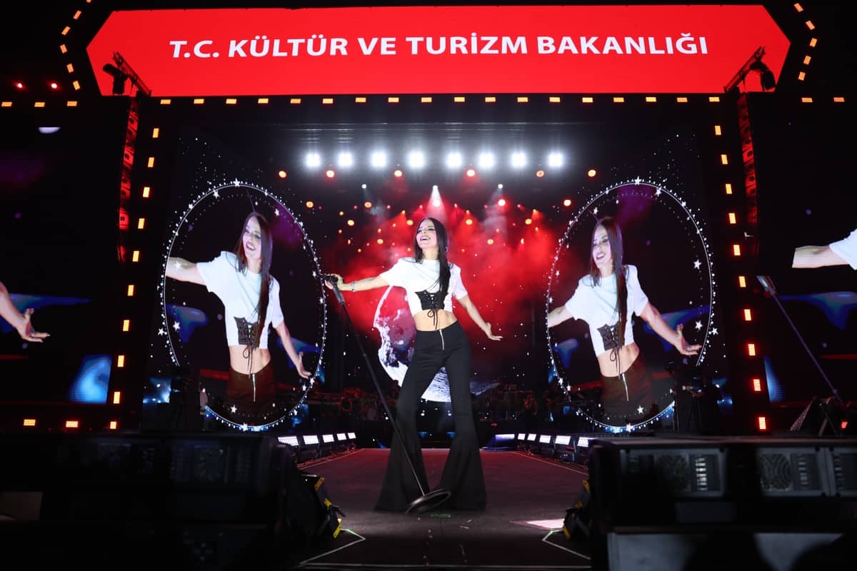 Simge Malatya’da Sevilen Şarkılarıyla Sahne Aldı