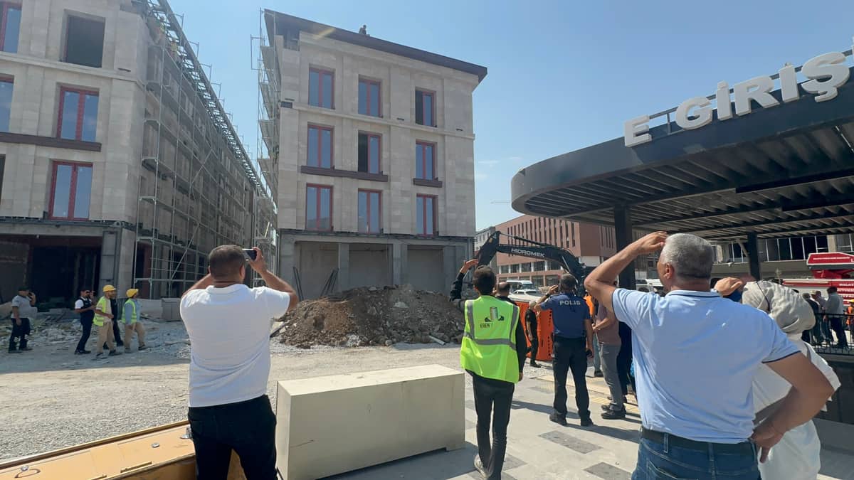 Valilik Karşısında Çatıya Çıkarak Hakkını İstedi