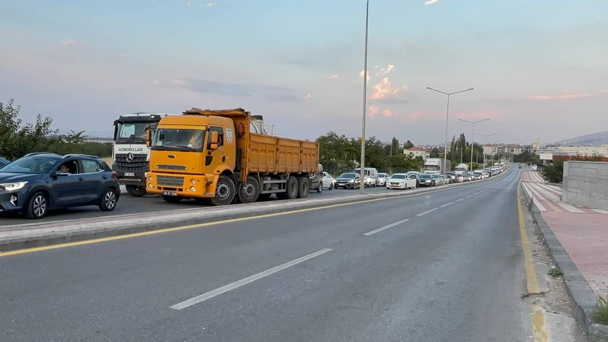 Anayurt Bulvarı’nda Zincirleme Kaza Trafiği Kilitledi