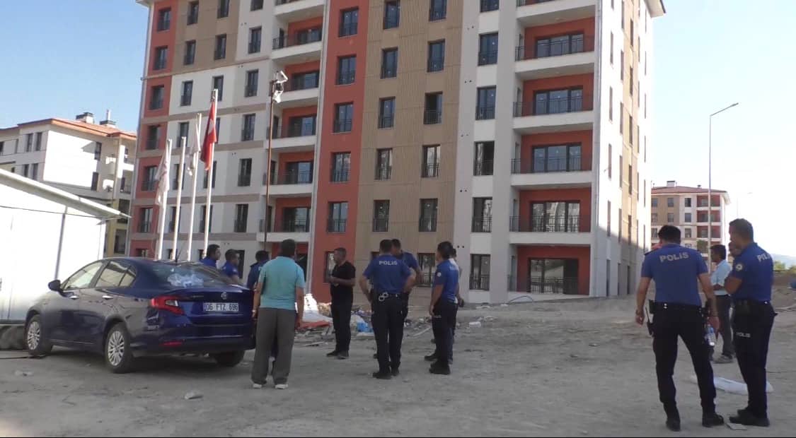 Paralarını Alamayan İşçiler TOKİ Konutlarının Çatısına Çıktı