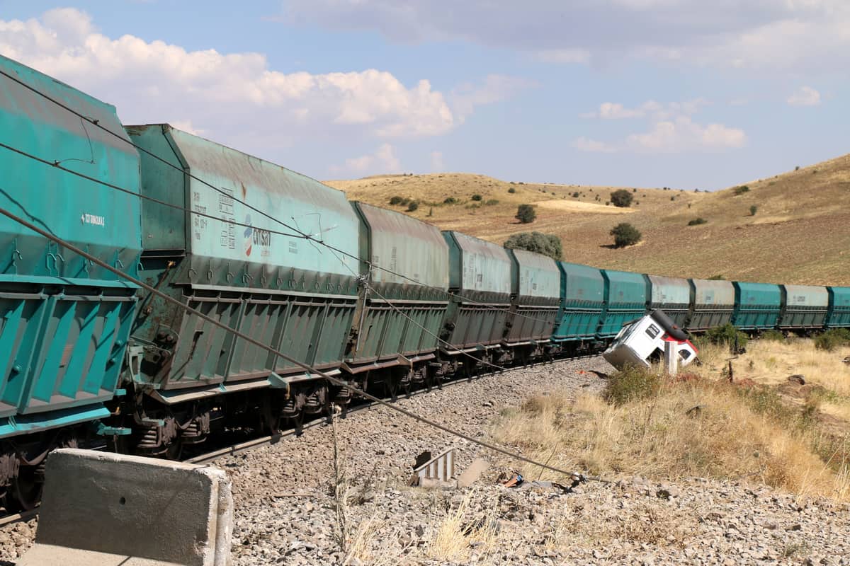 Hemzemin Geçitte Korkutan Çarpışma: Yük Treni Kamyona Çarptı