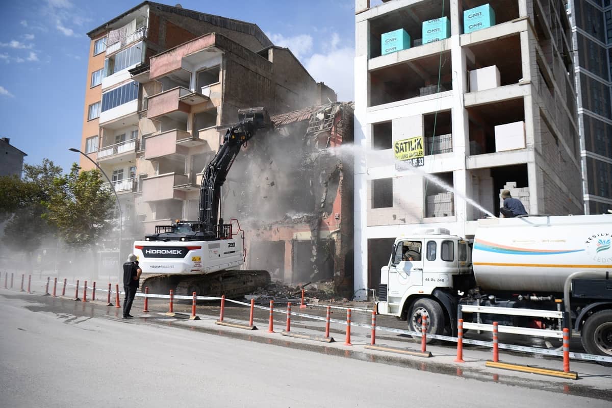 Yeşilyurt’ta Riskli Yapıya Müdahale: Üç Katlı Metruk Bina Yıkıldı