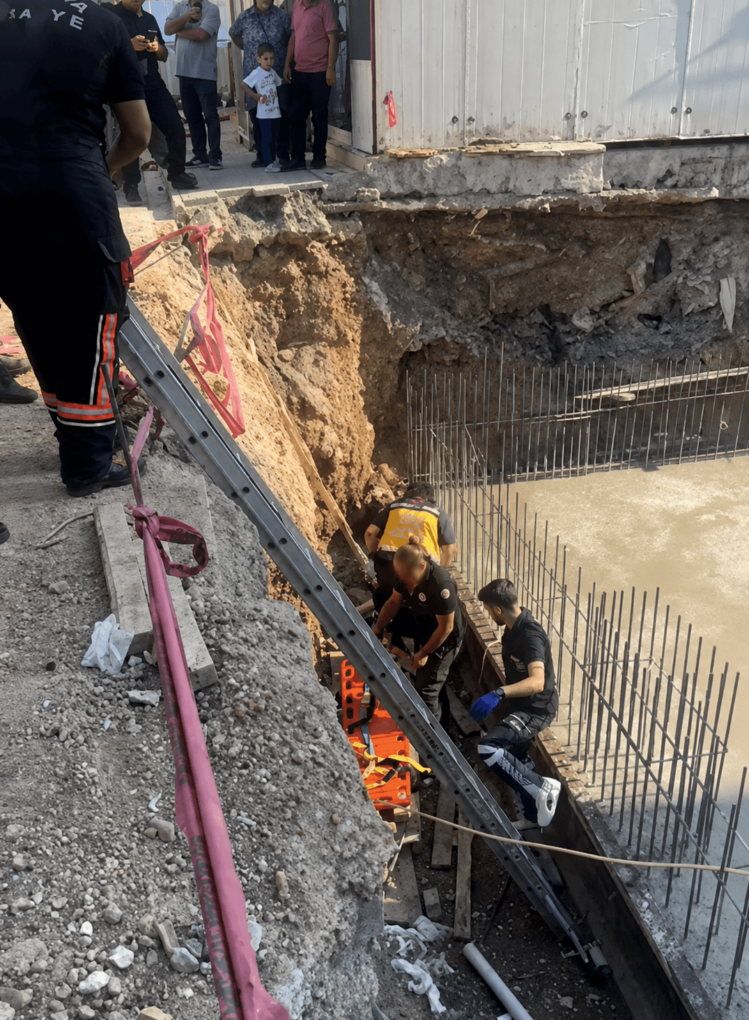 Kaldırımda Yürürken İnşaat Alanına Düştü