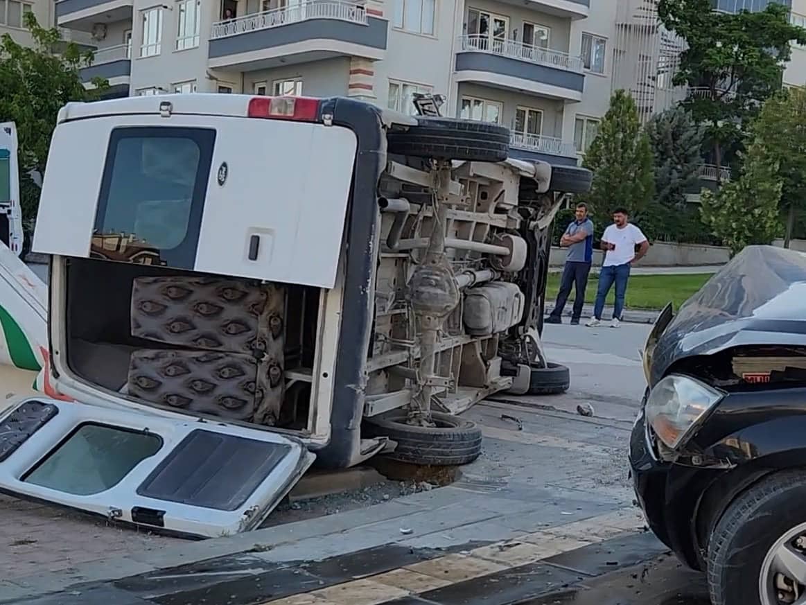Çarpışmanın Etkisiyle Minibüs Devrildi: 4 Yaralı