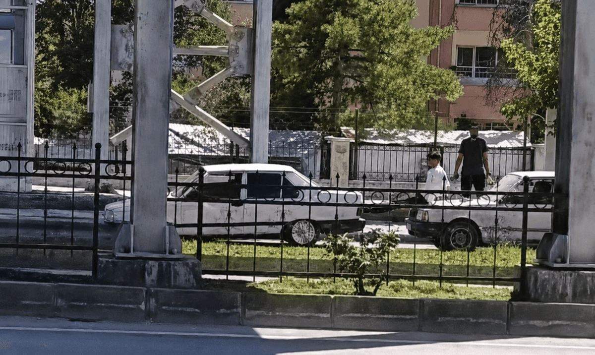 Malatya’da Şaşırtan Manzara: Aracı Ayaklarıyla İtti