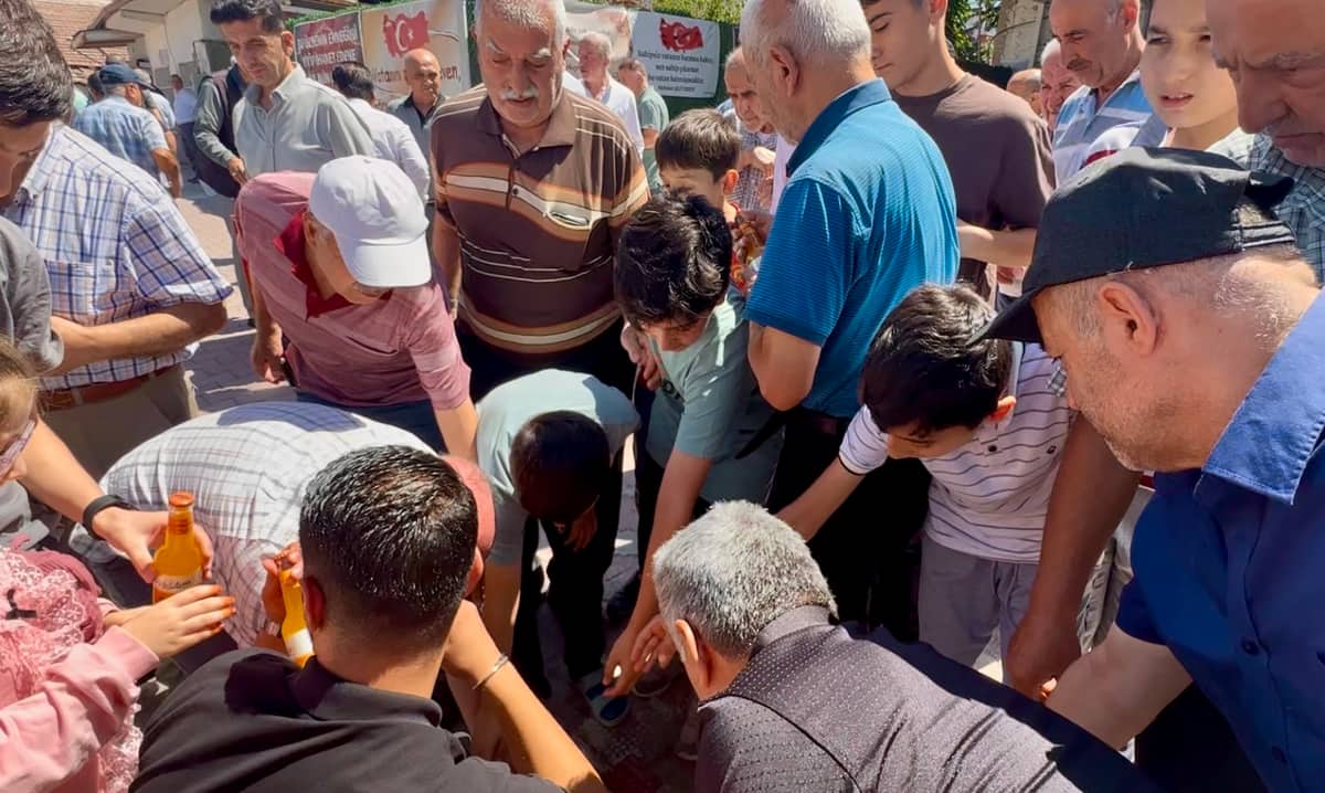 Cuma Namazına Gelen Çocuklara Kayısı Kolası Sürprizi
