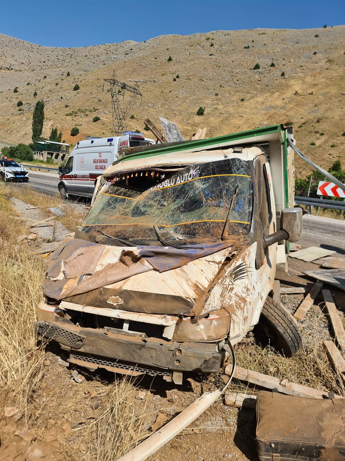 Kontrolden Çıkan Kamyonet Toprak Alana Çarptı: 2 Yaralı