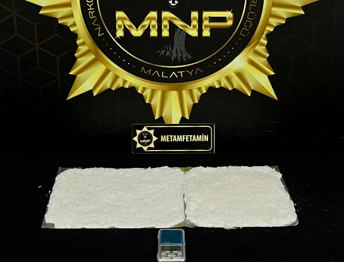 Sokak Satıcısına Fiziki Takip: 900 Gram Metamfetamin Ele Geçirildi